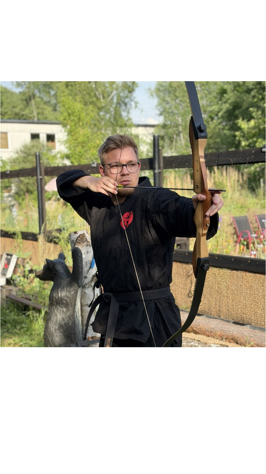Bogenschütze im vollen Auszug beim Ninja-Bogensport